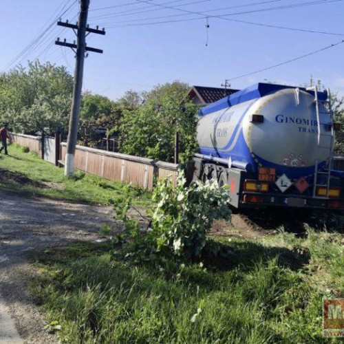 Autocisternă încărcată cu carburant a lovit un gard și s-a oprit într-un perete, fără victime în urma unui control RAR. Din fericire, proprietarii au scăpat doar cu pagube materiale.