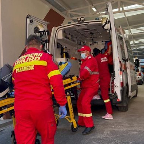 Angajată a unei grădiniţe din municipiu luată de ambulanţă din birou în urma unui episod medical