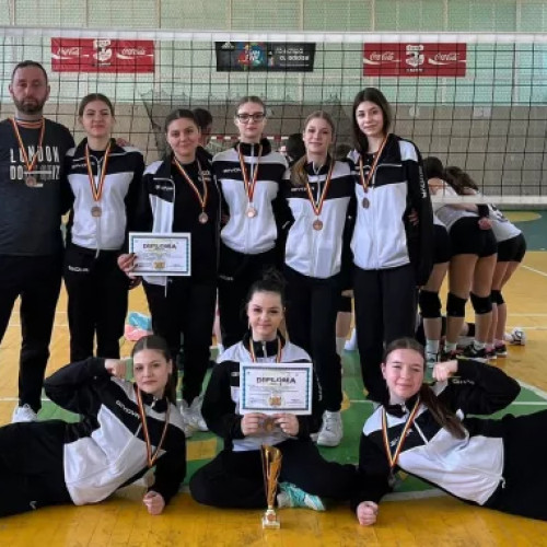 Echipa de Volei Feminin a Scolii Gimnaziale Nr.13 din Botoșani câștigă medalia de bronz la Turneul Final al ONSȘ (FOTO)