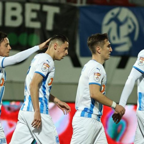 Universitatea Craiova și Rapid se întâlnesc astăzi în play-off-ul SuperLigii, difuzat de Digi Sport, Prima Sport și Orange Sport. Partida importantă pentru stabilirea campioanei României va avea loc la ora 21:00. În prima rundă a play-off-ului, Sepsi OSK și CFR Cluj au remizat surprinzător, dar a doua rundă va aduce noi meciuri intense. Programul: vineri: Sepsi OSK Sf. Gheorghe - CFR Cluj, sâmbătă: Universitatea Craiova - Rapid, duminică: Farul Constanța - FCSB. În acest moment, FCSB conduce clasamentul cu 32 de puncte, urmată de Universitatea Craiova, Rapid și