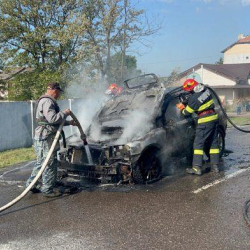 Trei persoane scăpat în ultima clipă de flăcări amenintătoare. Autoturismul lor a fost distrus de un scurtcircuit, dar au fost salvați de martorii din Avrămeni și ajutorul ISU. VIDEO