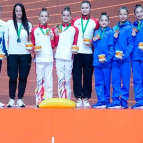 România câștigă titlul european în gimnastica ritmică
Junioarele noastre aduc o performanță istorică la competiția din Budapesta
Amalia Lică și Lisa Garac au obținut rezultate impresionante
Acestea vor reprezenta țara noastră în toate finalele Europenelor
Gimnastica ritmică, o combinație de dans, artă și sport
În finală, Lică și Garac vor folosi accesorii precum coarda, cercul, măciucile, panglica și mingea
O dovadă a coordonării, echilibrului și agilității noastre la acest sport minunat