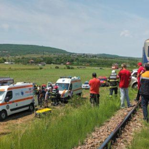 Accident feroviar în comuna Scobinți, județul Iași: Doi răniți după ce un tren a lovit un autoturism (video)