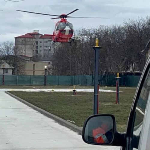 Elicopter chemat în grabă la Botoșani pentru un bărbat rănit căzut de la înălțime