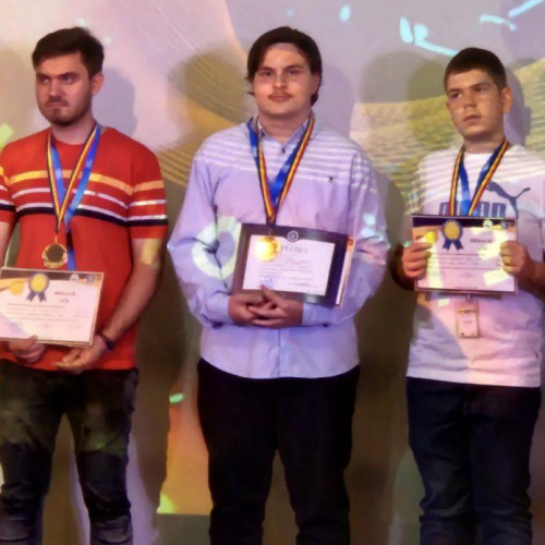 Au strălucit elevii botoşăneni la Olimpiada Națională de Tehnologia Informației. Doi liceeni au câștigat medalia de aur. Competiţia a avut loc în perioada 23-26 mai. Joi a fost ceremonia de premiere la Palatul Copiilor din Bucureşti. Luca Vlas și Mădălin Neaună au întrat pe podium. Doi alţi elevi botoşăneni au fost premiați pe plan național, Radu Ștefan Gălățanu și Ștefan Cătălin Dobrincu. Luca Vlas, elev în clasa a IX-a, a debutat cu o experiență pozitivă la olimpiadă. După câteva luni de