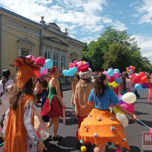 MONITORUL VIDEO: Carnaval al personajelor de poveste organizat pe străzile municipiului