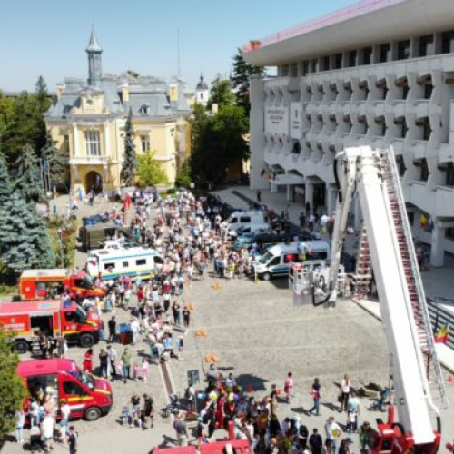 Sute de copii au sărbătorit alături de pompieri, de ziua lor (VIDEO)