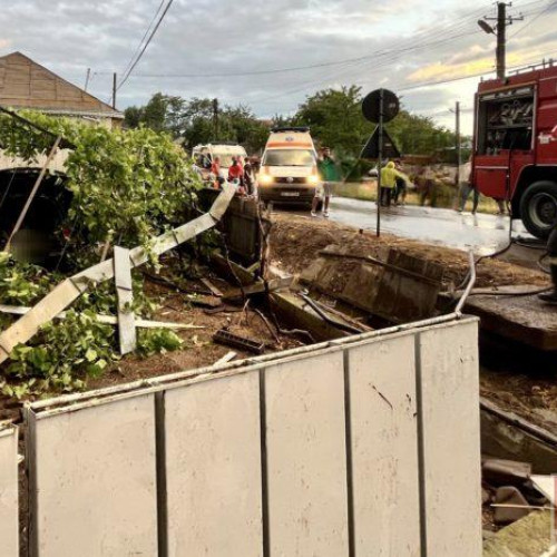 Accident grav în judeţ. Doi răniţi o maşină distrusă