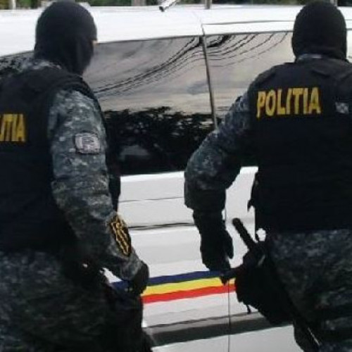 STENOGRAME O agentă de la Poliția Locală S1 a sărit pe geam ca să scape de mascați și a sunat o amică: "Vino și ia-mă! Să nu mă ridice"