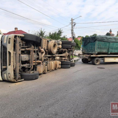 Ansamblu de vehicule cu gunoi răsturnat pe o stradă din Dorohoi