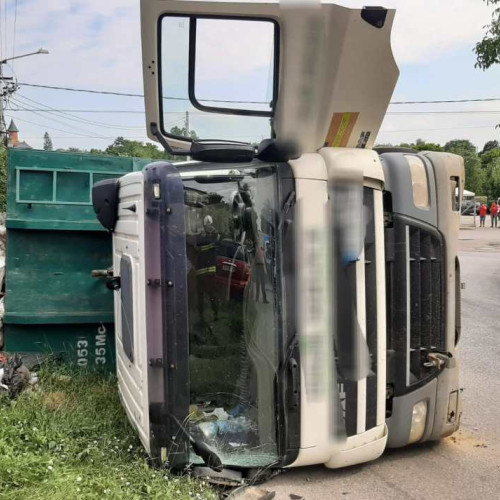 Camion răsturnat pe o stradă din Dorohoi