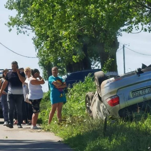 Accident pe drumul judetean DJ 282 C: Mașină din Botoșani răsturnată