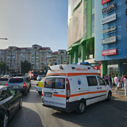 Miros de gaz la un mall din Botoșani: 300 de persoane evacuate