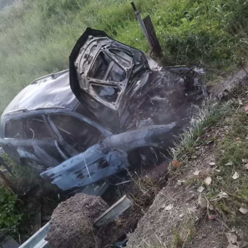 Accident rutier grav în localitatea Pădureni: O mașină a luat foc