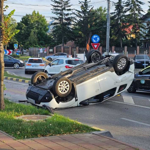 Accident grav în Botoșani: O mașină răsturnată în sensul giratoriu