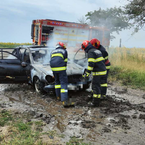 Incendiu în trafic: Autoturism cuprins de flăcări pe DN 29